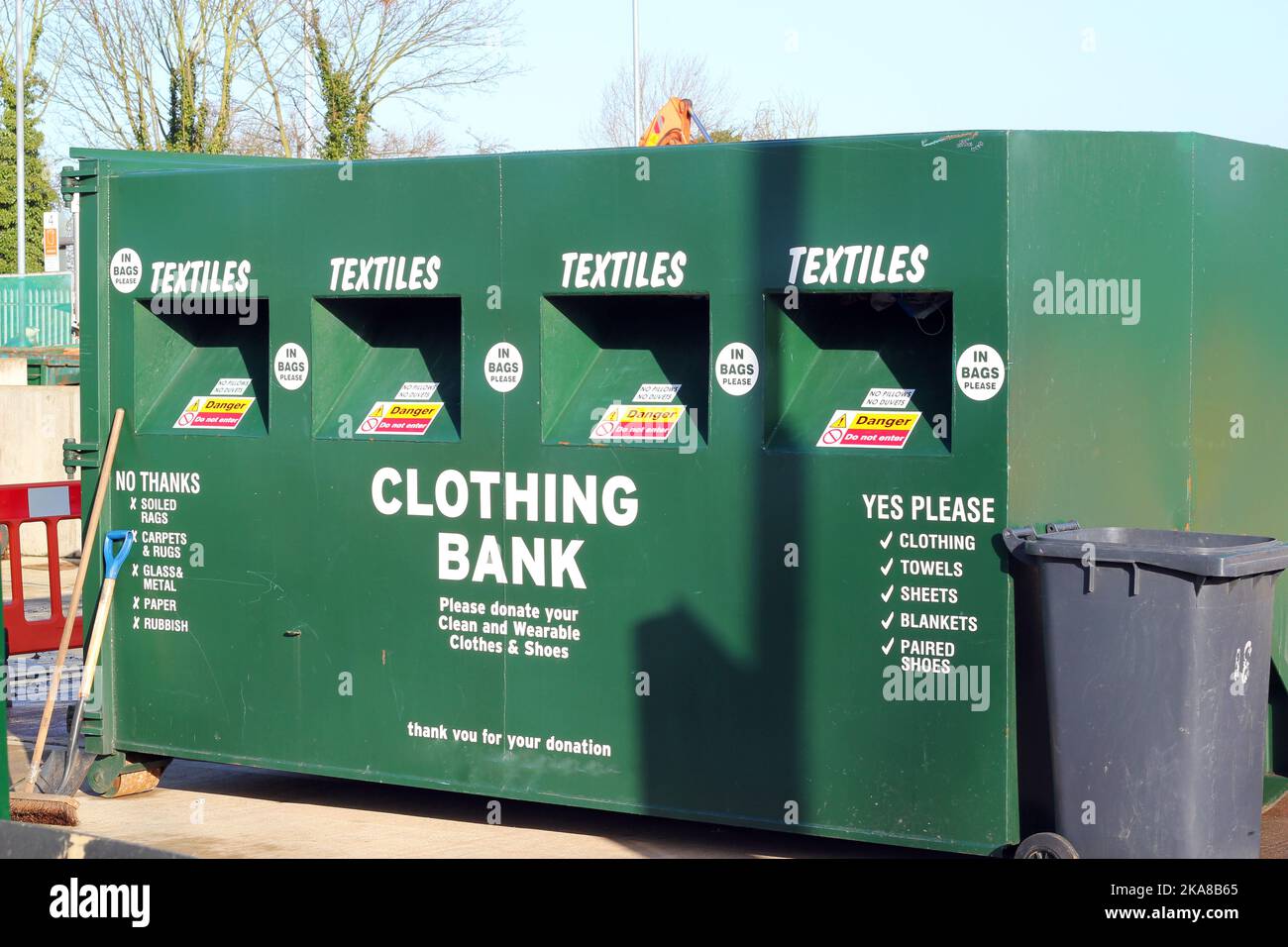 Spendenpunkt für Bekleidungsbank. Kleidung und Textilien für wohltätige Zwecke zu geben. Stockfoto