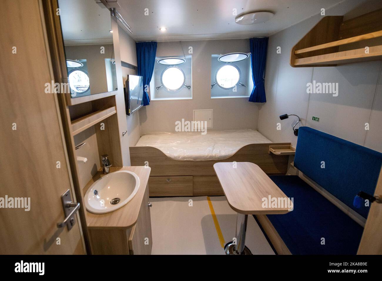 Bern, Deutschland. 01.. November 2022. Eine Kabine im neuen Forschungsschiff 'Uthörn'. Der neue 'Uthörn' ersetzt den 1982 in Auftrag gegebenen Forschungsschneider gleichen Namens. Das neue Schiff soll das weltweit erste Seeschiff mit einem umweltfreundlichen und nachhaltigen Methanol-Antrieb sein und vom Alfred-Wegener-Institut (AWI) eingesetzt werden. Quelle: Sina Schuldt/dpa/Alamy Live News Stockfoto