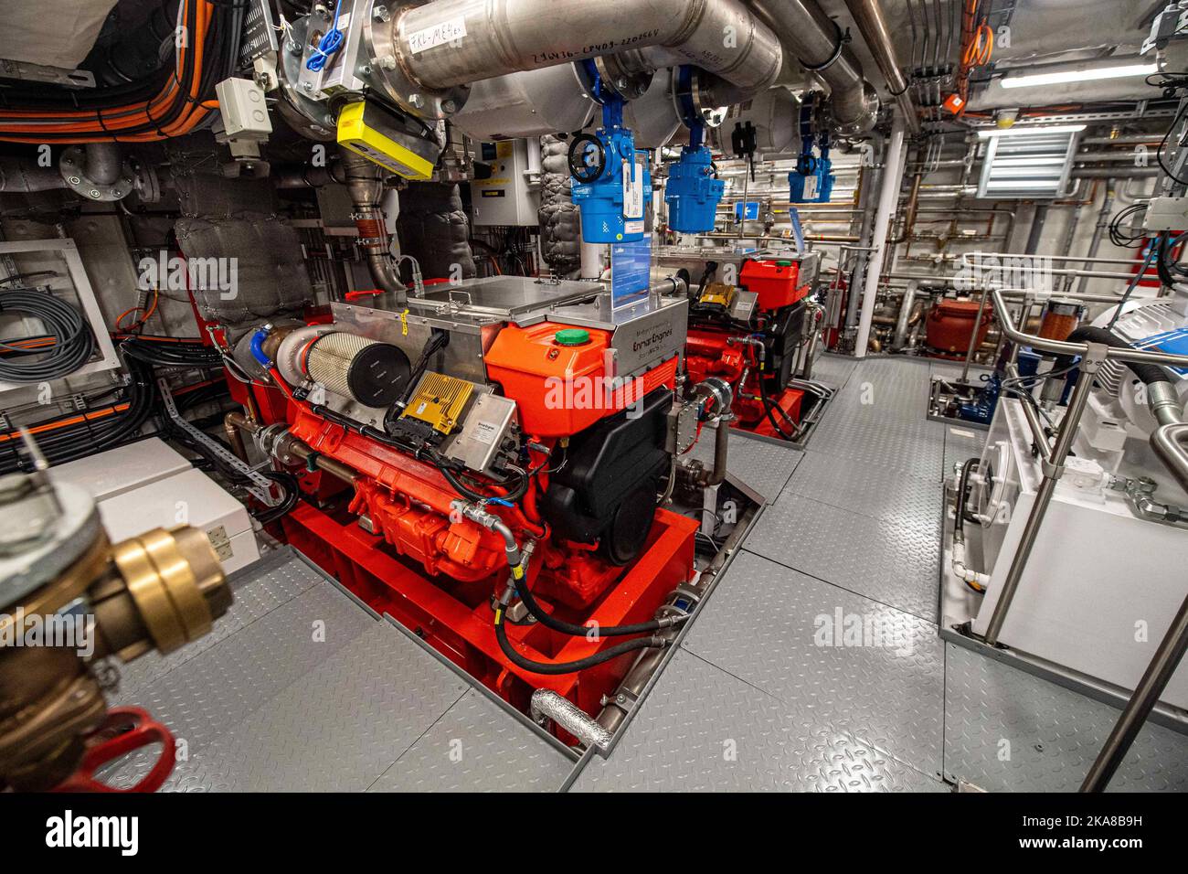 Bern, Deutschland. 01.. November 2022. Der Maschinenraum im neuen Forschungsschiff 'Uthörn'. Der neue 'Uthörn' ersetzt den 1982 in Auftrag gegebenen Forschungsschneider gleichen Namens. Das neue Schiff soll das weltweit erste Seeschiff mit umweltfreundlichem und nachhaltigem Methanol-Antrieb sein und vom Alfred-Wegener-Institut (AWI) eingesetzt werden. Quelle: Sina Schuldt/dpa/Alamy Live News Stockfoto