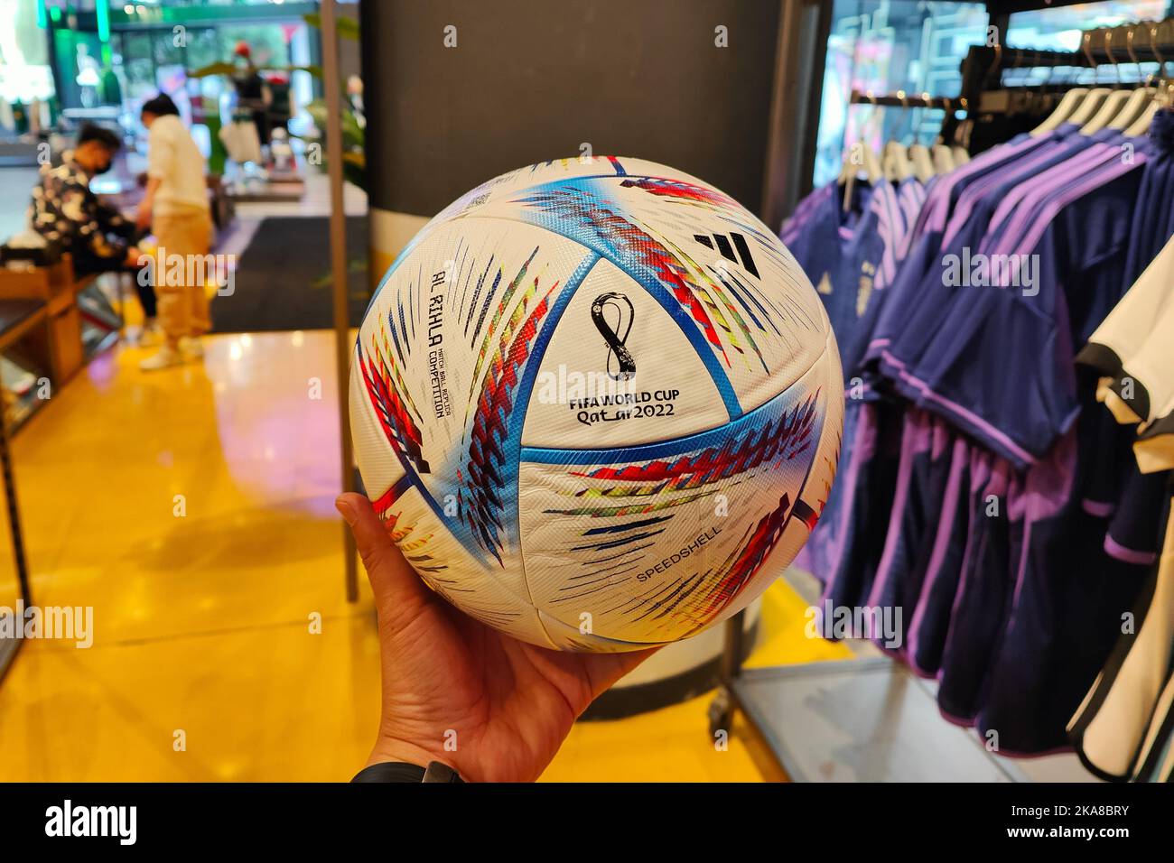 SHANGHAI, CHINA - 1. NOVEMBER 2022 - Trikots aus Argentinien und Deutschland zur Qatar World Cup 2022 sind im Adidas-Store auf der Nanjing Road Pedest zu sehen Stockfoto