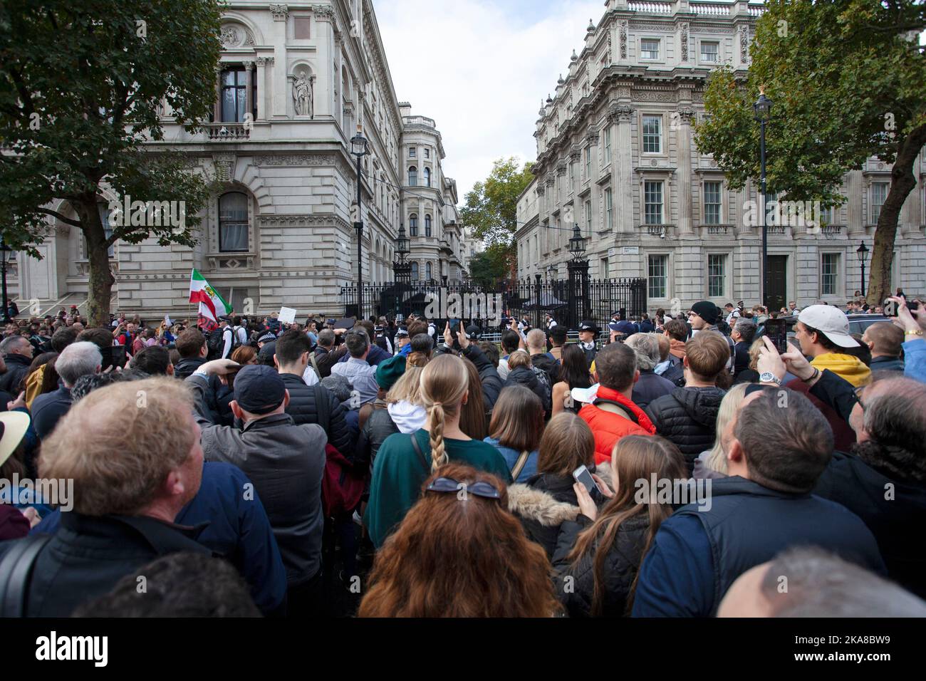 Zuschauer vor der Downing Street für den neuen Premierminister Rishi Sunak Stockfoto