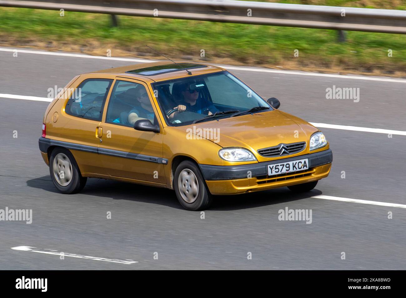 2001 Gold gelbes SCHALTGETRIEBE MIT 1124cc Benzinern 5, verkauft in Japan als Citroën Chanson, auf der Autobahn M6, Großbritannien Stockfoto