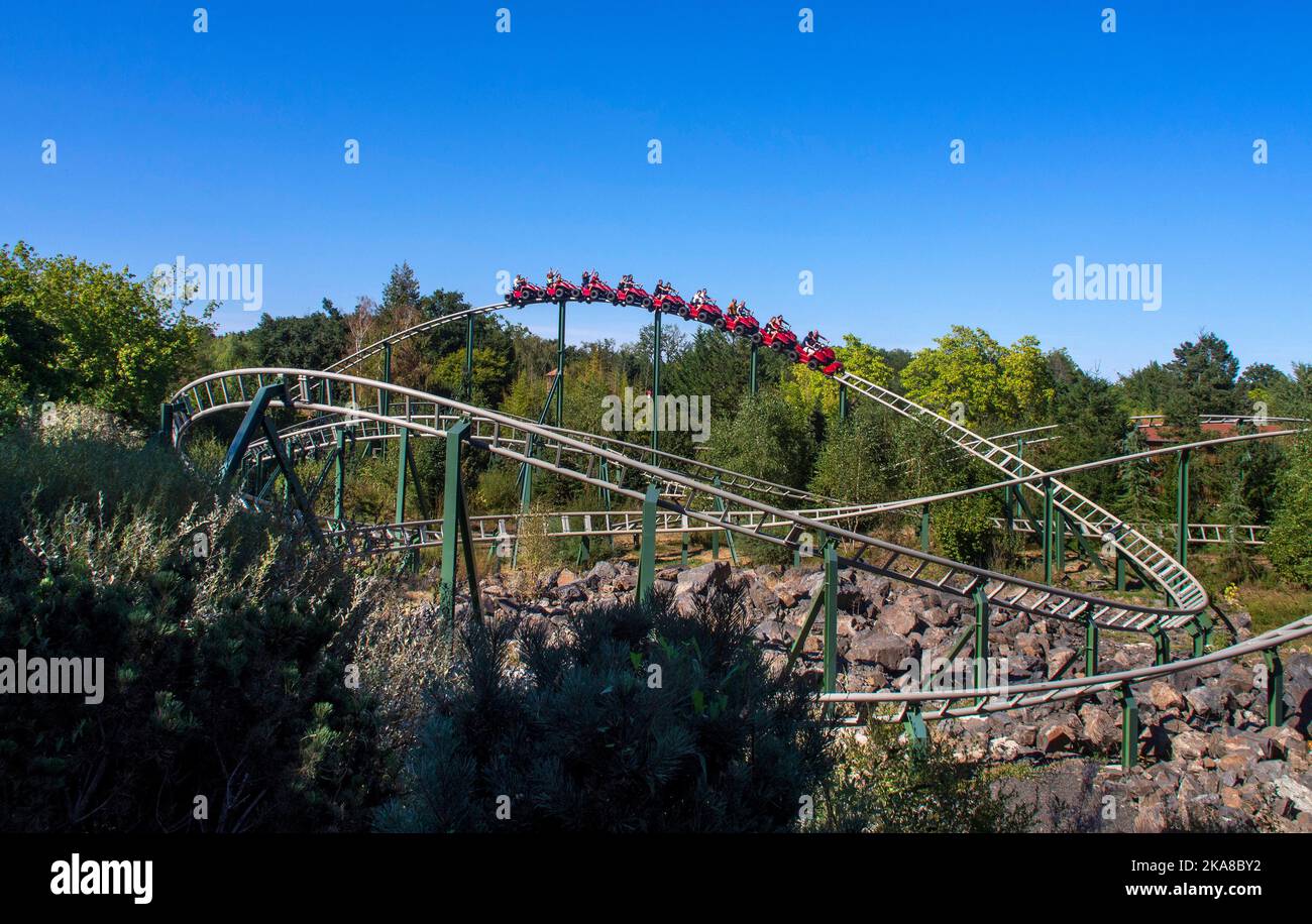 Achterbahn im Vergnügungspark Le Pal. Allier. Auvergne Rhone Alpes. Frankreich Stockfoto