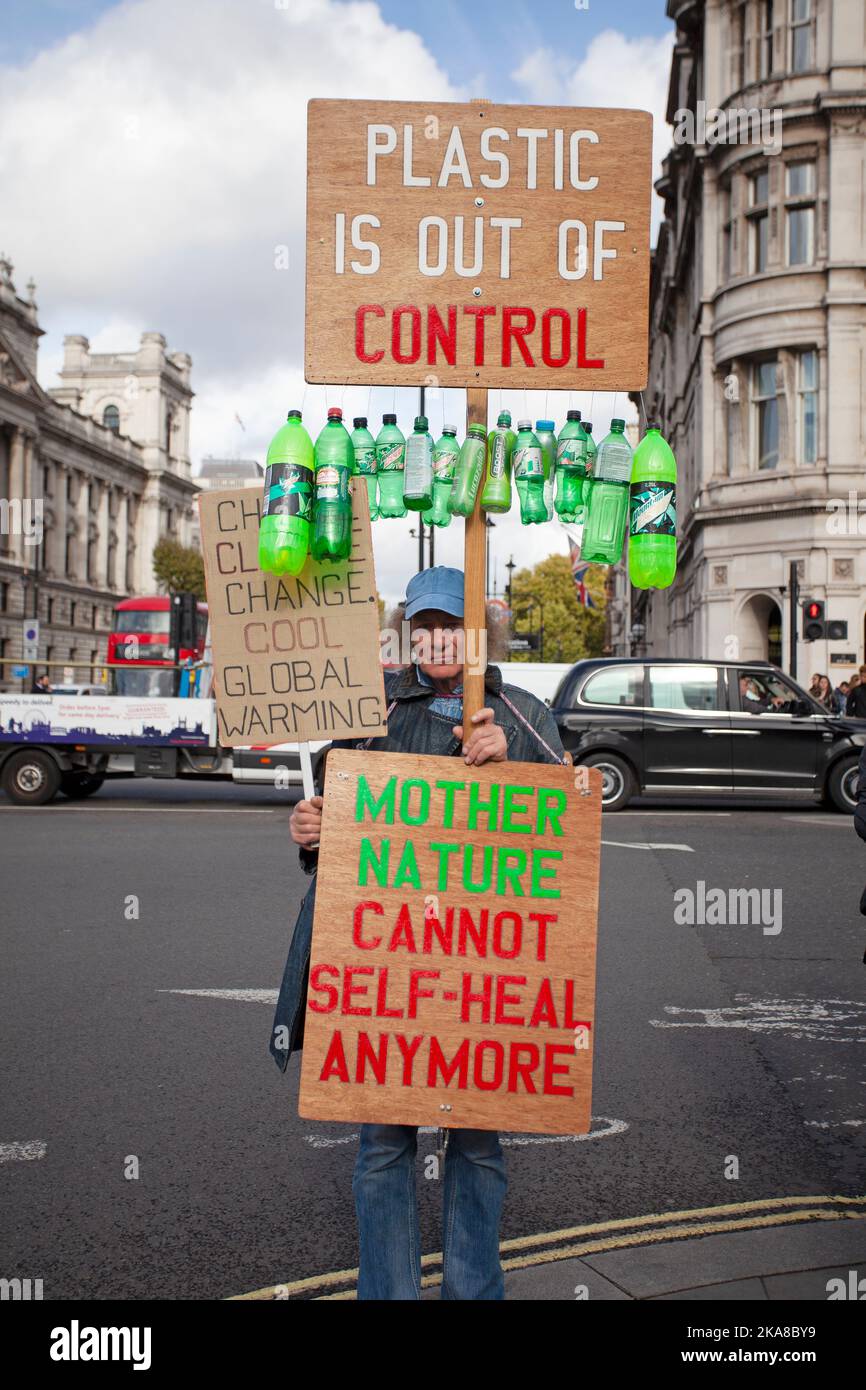 Mann protestiert gegen Plastikverschmutzung. London, England Stockfoto