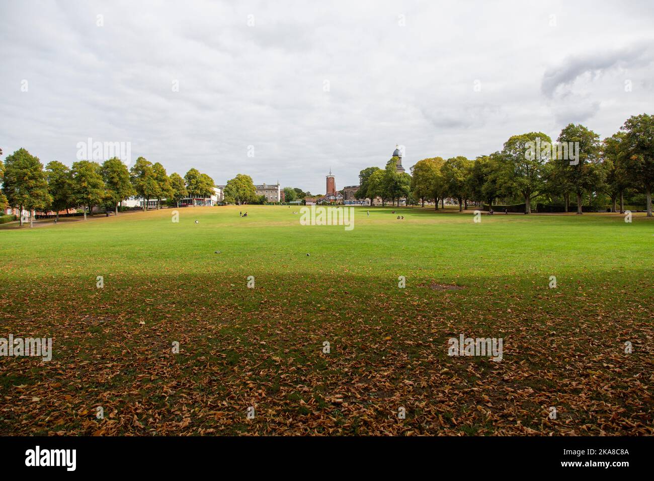 Der Steinbruch im frühen Herbst mit dem Turm der Shropshire County Hall in Shrewsbury, Shropshire, England Stockfoto