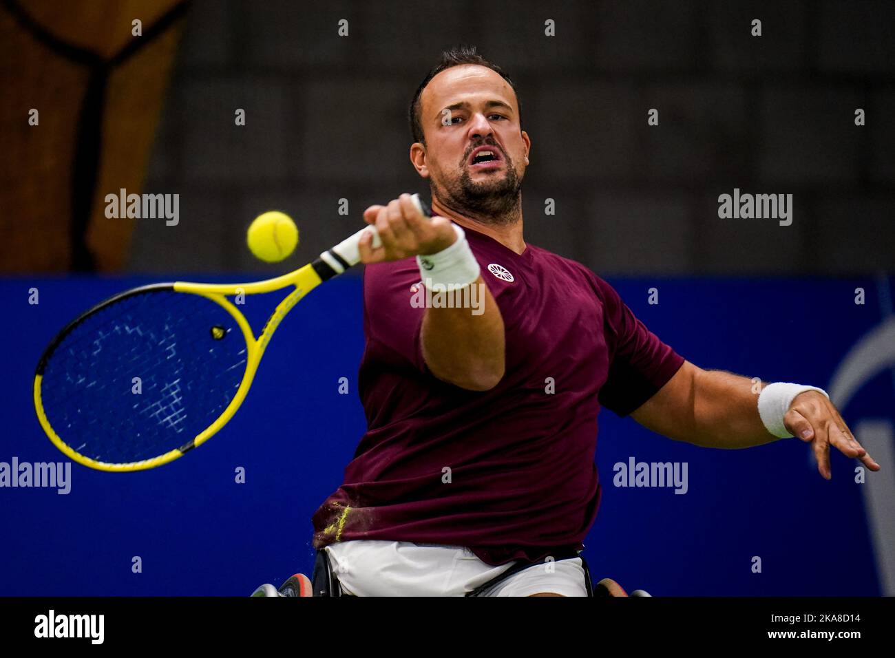 OSS, NIEDERLANDE - 1. NOVEMBER: Tom Egberink aus den Niederlanden spielt eine Vorhand in seinem Spiel gegen Shingo Kunieda aus Japan während des 3. Tages der 2022 ITF Wheelchair Tennis Masters im Sportcentrum de Rusheuvel am 1. November 2022 in Oss, Niederlande (Foto: Rene Nijhuis/Orange Picches) Stockfoto