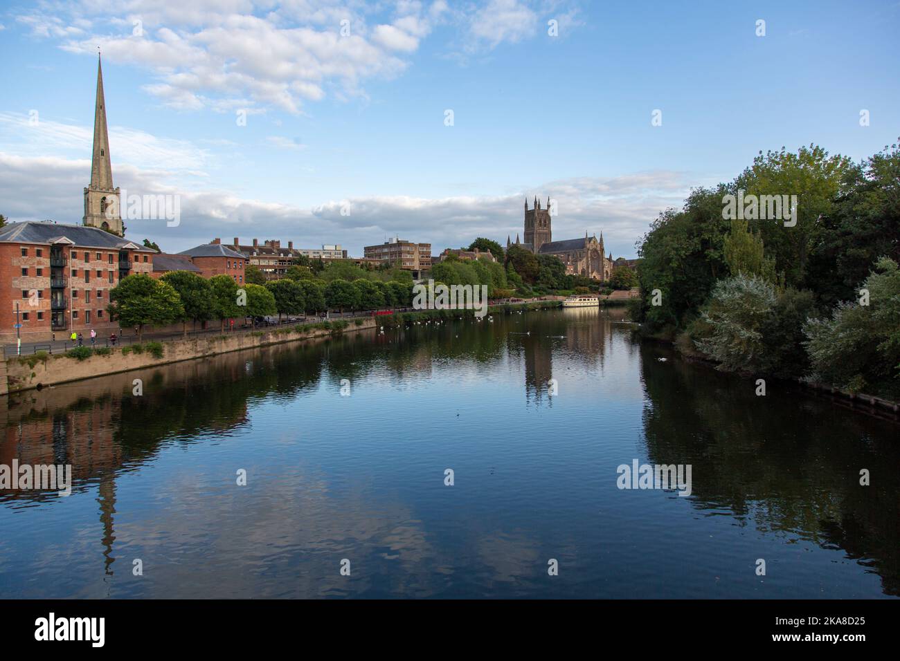 Ein Blick auf Worcester, den Fluss Severn, die Glover's Needle und die Kathedrale, Worcester, England Stockfoto