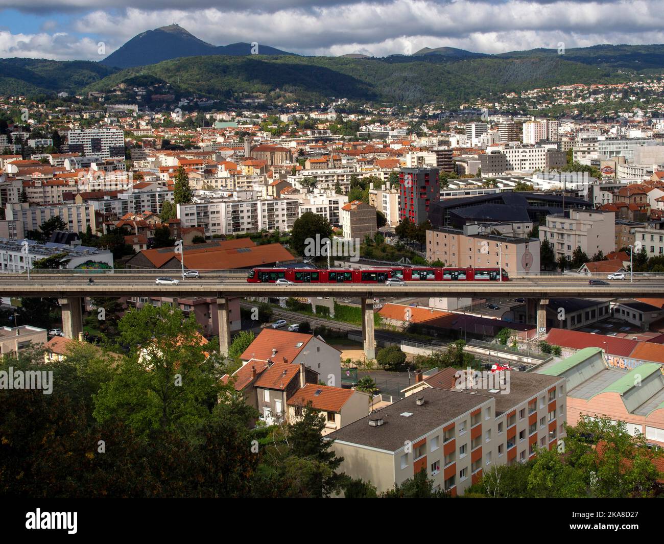 Blick auf die Stadt Clermont Ferrand und das Viadukt Saint Jacques. Puy de Dome. Auvergne Rhone Alpes. Frankreich Stockfoto