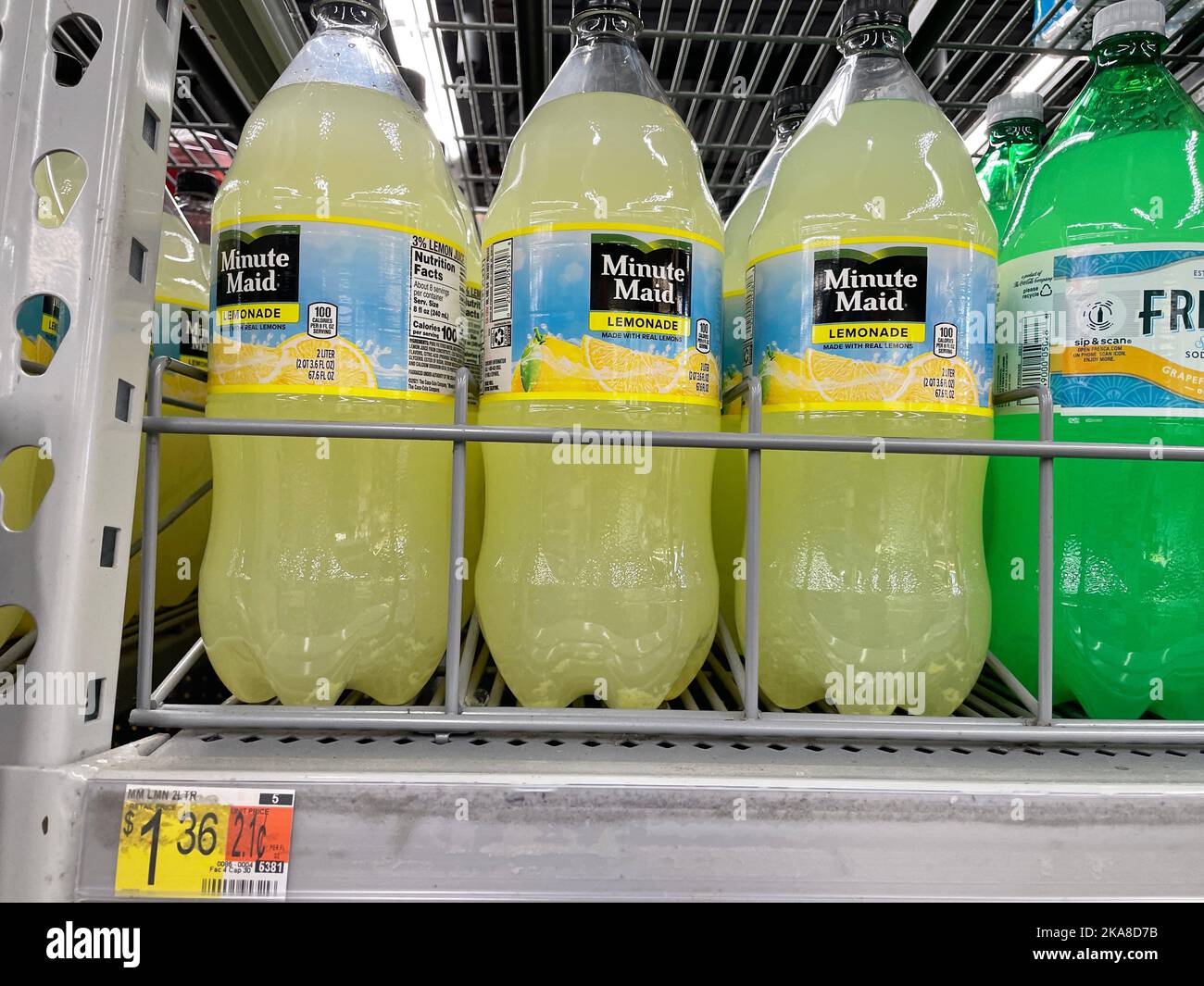 Augusta, GA USA - 04 21 22: Walmart Einzelhandel Getränke Minute Maid 2 Liter Getränke Stockfoto