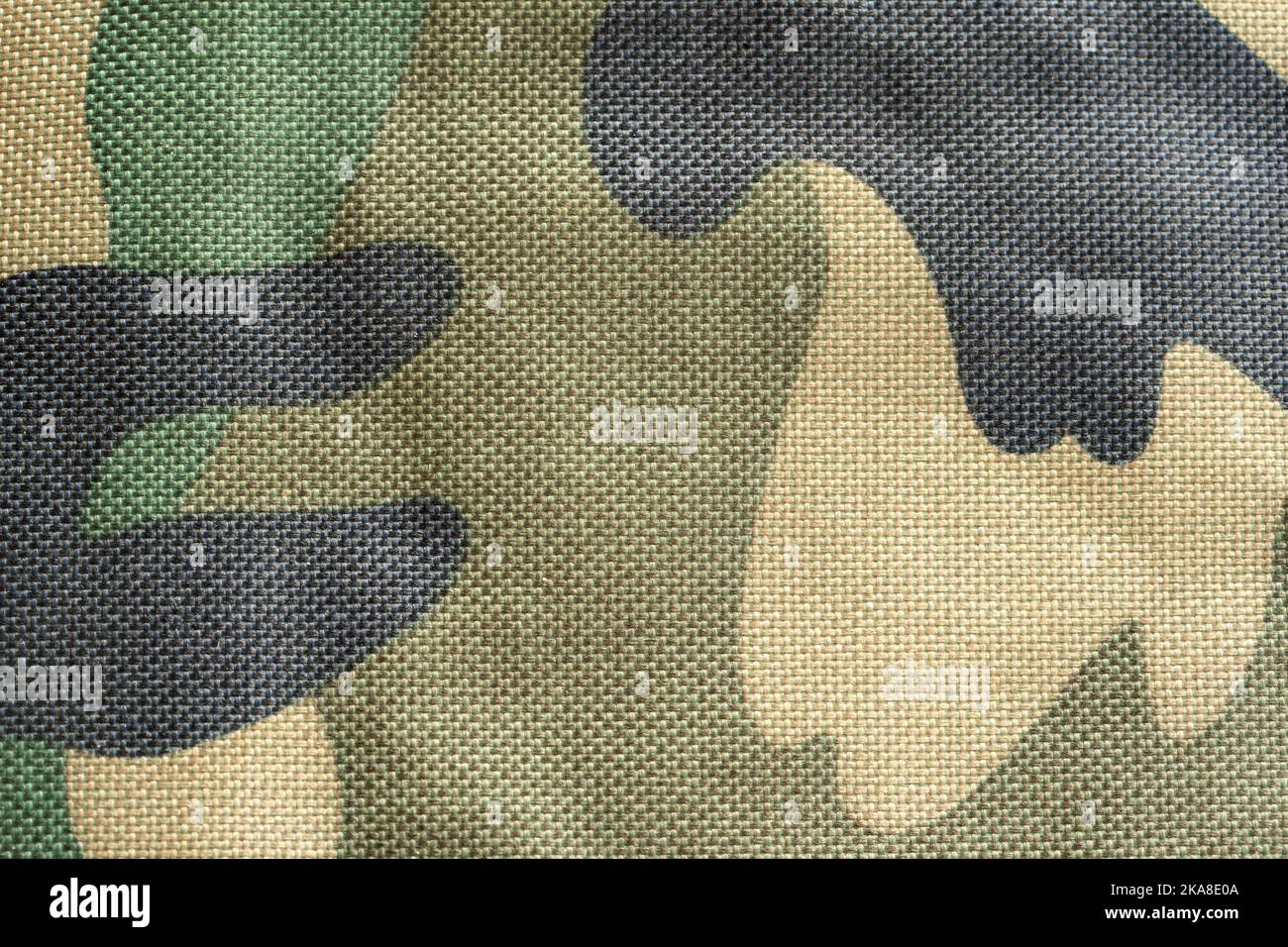 Einfaches dunkelgrünes Tarnmuster, Hintergrund aus synthetischem Armee-Camo-Material, generische Struktur, Tasche, Oberflächenstruktur der Kleidung, flaches Textil Stockfoto