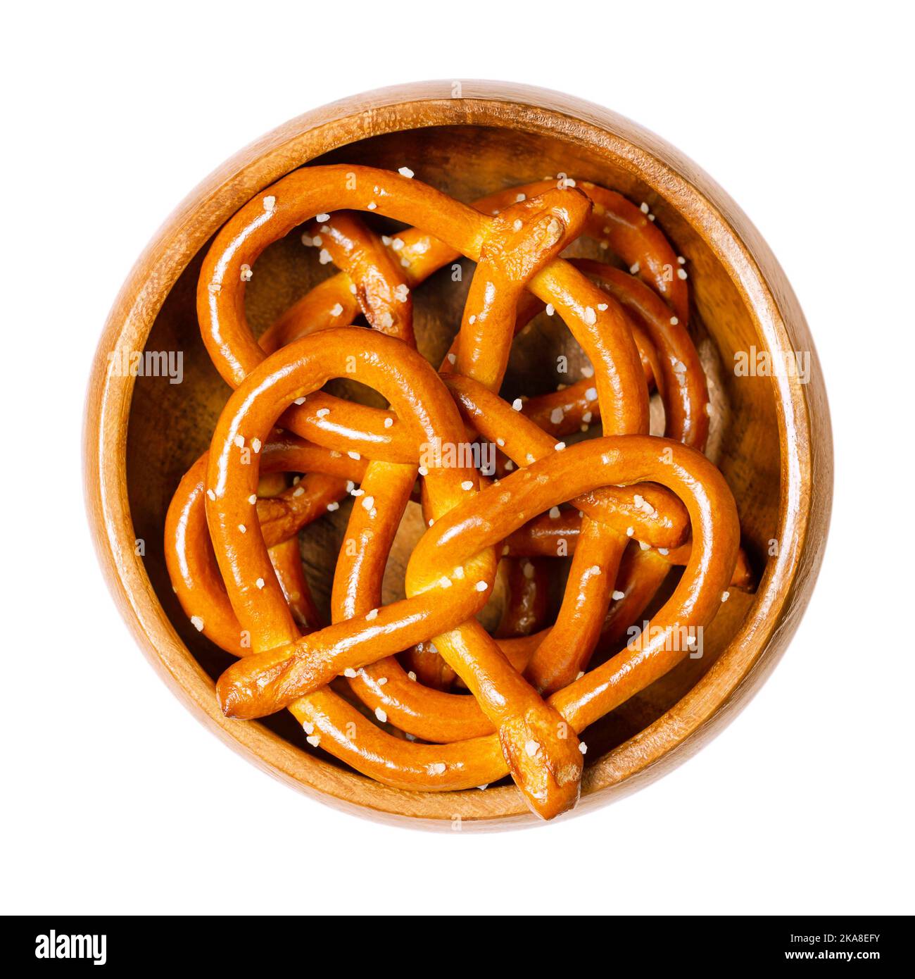 Gesalzene, harte kleine Brezeln, auch Brezel genannt, in einer Holzschale. Beliebter, traditioneller und knackiger Snack. Eine Art gebackenes Brot aus Teig. Stockfoto