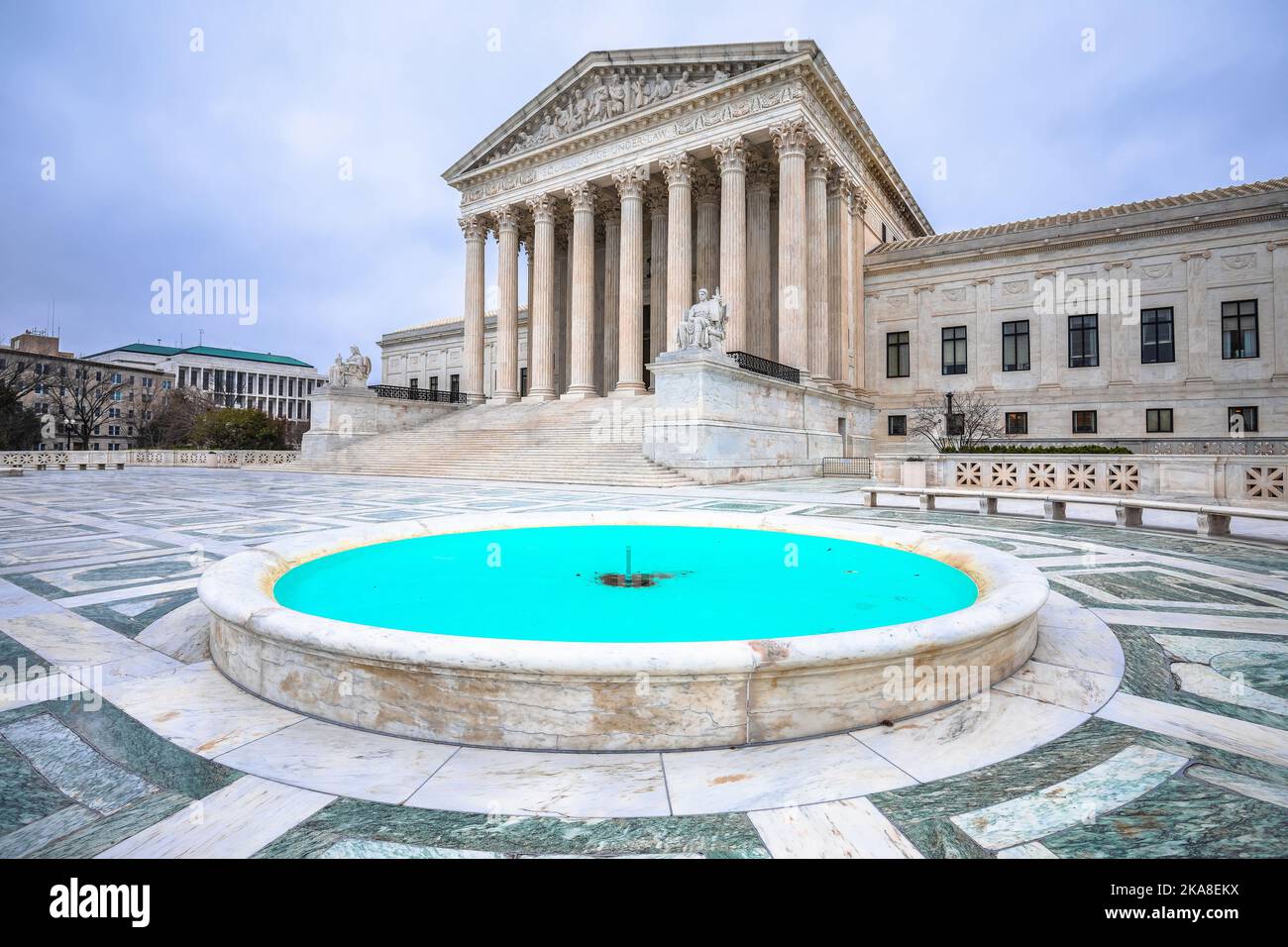 Fassade aus Marmor und Blick auf den Brunnen des Obersten Gerichtshofs der Vereinigten Staaten, Washington DC, USA Stockfoto
