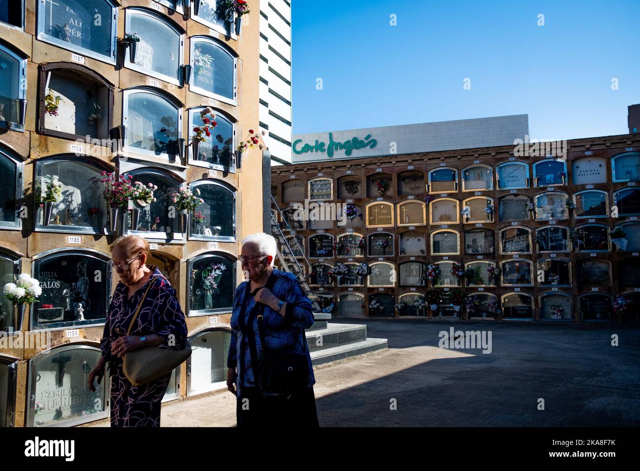 Barcelona, Spanien. 01.. November 2022. Ein paar ältere Frauen sahen auf dem Friedhof von Sant Andreu spazieren gehen. Allerheiligen, ein christlich-katholisches Fest, das auch als Allerheiligen-Fest bekannt ist, ist es in Spanien und Europa Tradition, am 1.. November Friedhöfe und Gräber von Verstorbenen zu besuchen, um den Angehörigen Respekt zu zollen, da All Souls Day, auch bekannt als Tag der Toten, Ist in der Regel kein Nationalfeiertag. Kredit: SOPA Images Limited/Alamy Live Nachrichten Stockfoto