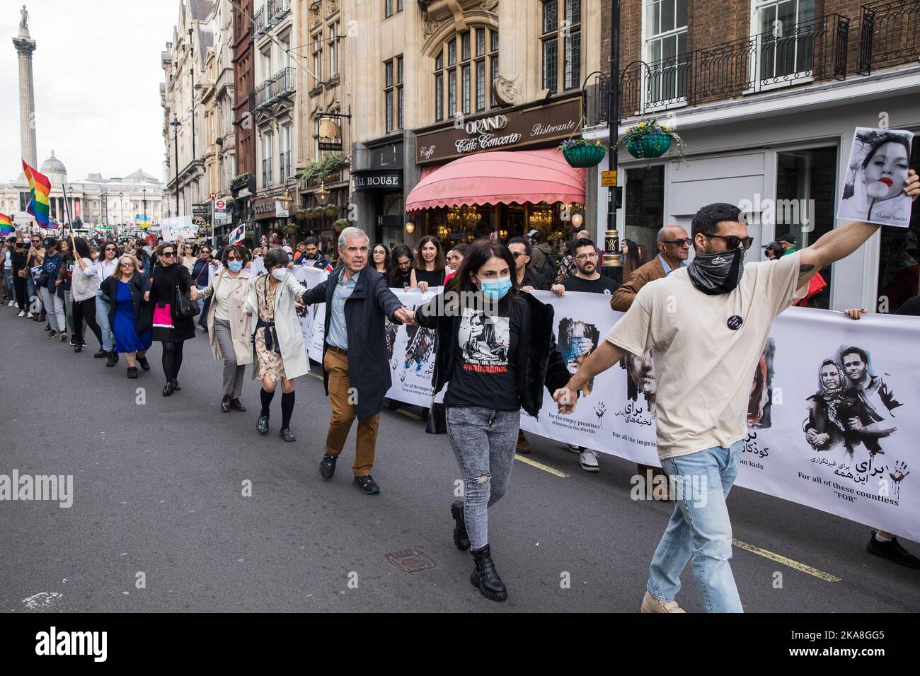 London, Großbritannien. 29.. Oktober 2022. Demonstranten bilden menschliche Ketten, während sie solidarisch mit Demonstranten im ganzen Iran marschieren. Ähnliche Proteste von Menschenketten wurden von Iranern in anderen Städten der Welt organisiert. Die Proteste im Iran begannen Mitte September nach dem Tod von Mahsa Amini, 22, aus Kurdistan, der während eines Besuchs in Teheran von der Moralpolizei wegen eines angeblichen Verstoßes gegen die strengen Kleidervorschriften für Frauen festgenommen worden war, in Polizeigewahrsam. Kredit: Mark Kerrison/Alamy Live Nachrichten Stockfoto