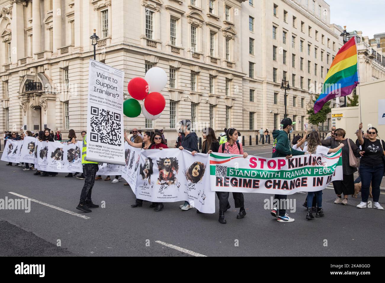 London, Großbritannien. 29.. Oktober 2022. Demonstranten bilden eine Menschenkette, während sie solidarisch mit Demonstranten im ganzen Iran marschieren. Ähnliche Proteste von Menschenketten wurden von Iranern in anderen Städten der Welt organisiert. Die Proteste im Iran begannen Mitte September nach dem Tod von Mahsa Amini, 22, aus Kurdistan, der während eines Besuchs in Teheran von der Moralpolizei wegen eines angeblichen Verstoßes gegen die strengen Kleidervorschriften für Frauen festgenommen worden war, in Polizeigewahrsam. Kredit: Mark Kerrison/Alamy Live Nachrichten Stockfoto