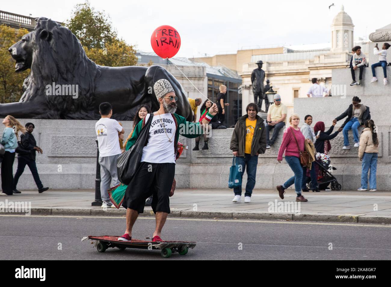 London, Großbritannien. 29.. Oktober 2022. Ein Demonstrator fährt während eines Protestes einer Menschenkette in Solidarität mit den Demonstranten im ganzen Iran ein mit einem Teppich bedecktes Skateboard um den Trafalgar Square. Ähnliche Proteste von Menschenketten wurden von Iranern in anderen Städten der Welt organisiert. Die Proteste im Iran begannen Mitte September nach dem Tod von Mahsa Amini, 22, aus Kurdistan, der während eines Besuchs in Teheran von der Moralpolizei wegen eines angeblichen Verstoßes gegen die strengen Kleidervorschriften für Frauen festgenommen worden war, in Polizeigewahrsam. Kredit: Mark Kerrison/Alamy Live Nachrichten Stockfoto