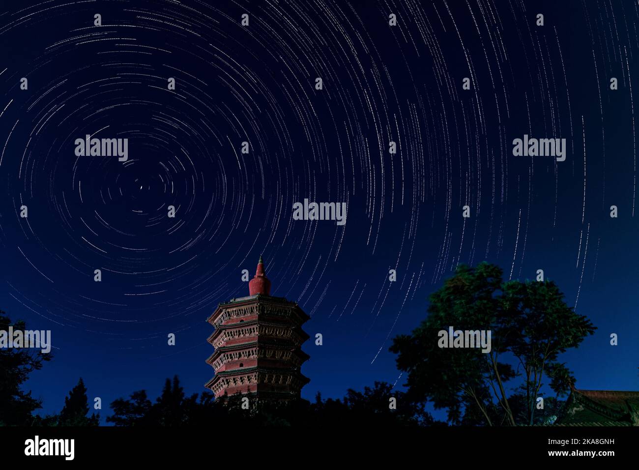 Eine atemberaubende Aufnahme des Wenfeng Turms (Anyang Tianning Temple Tower) mit Sternenspuren am Nachthimmel Stockfoto