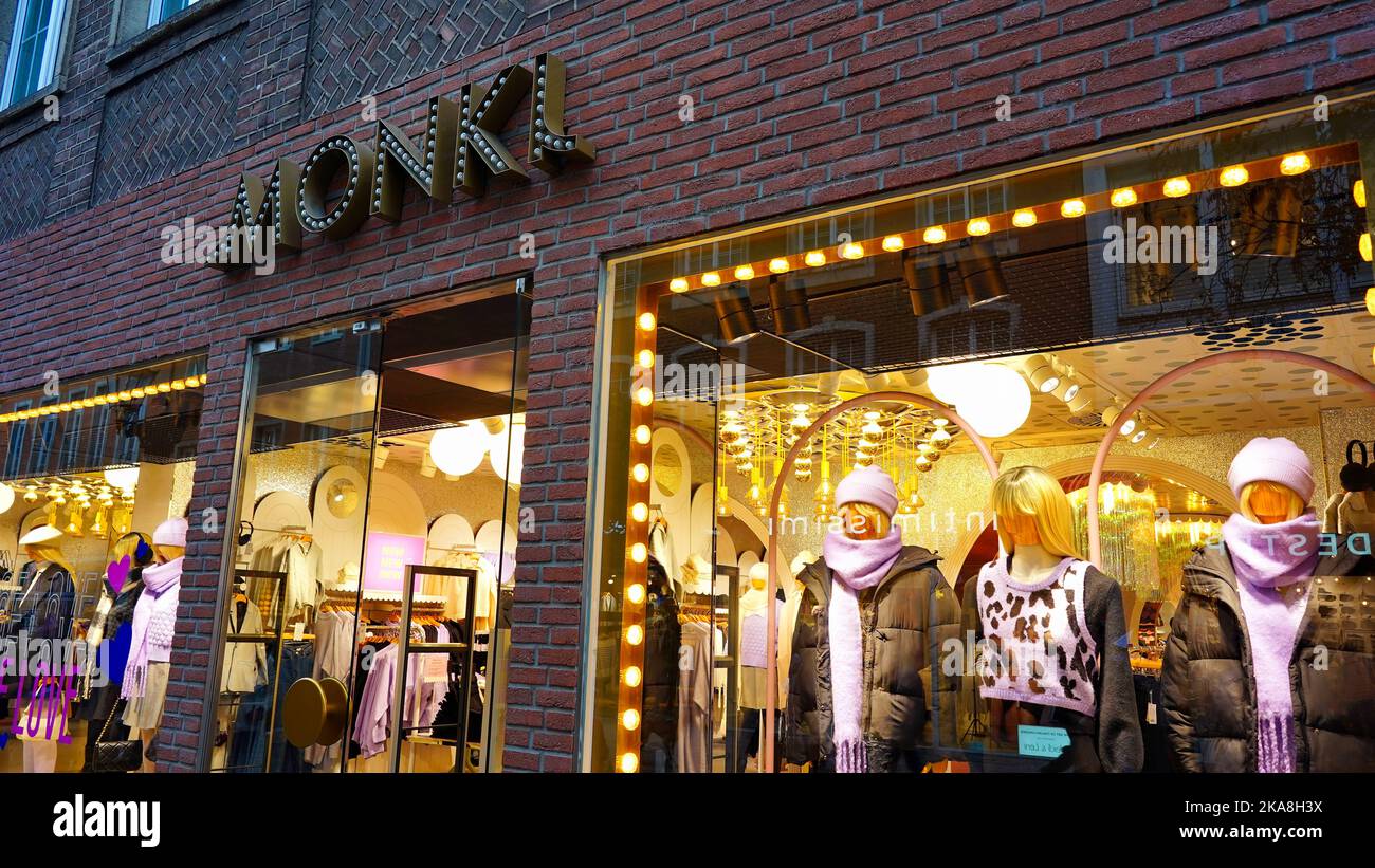 Monki-Laden in der Flinger Straße in der Düsseldorfer Altstadt. Monki ist eine schwedische Filialkette für junge Mode, die 2006 gegründet wurde. Es gehört zur H&M-Gruppe. Stockfoto