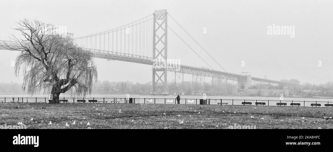 Eine schwarz-weiße Aufnahme einer Brücke in Detroit, Kanada Stockfoto