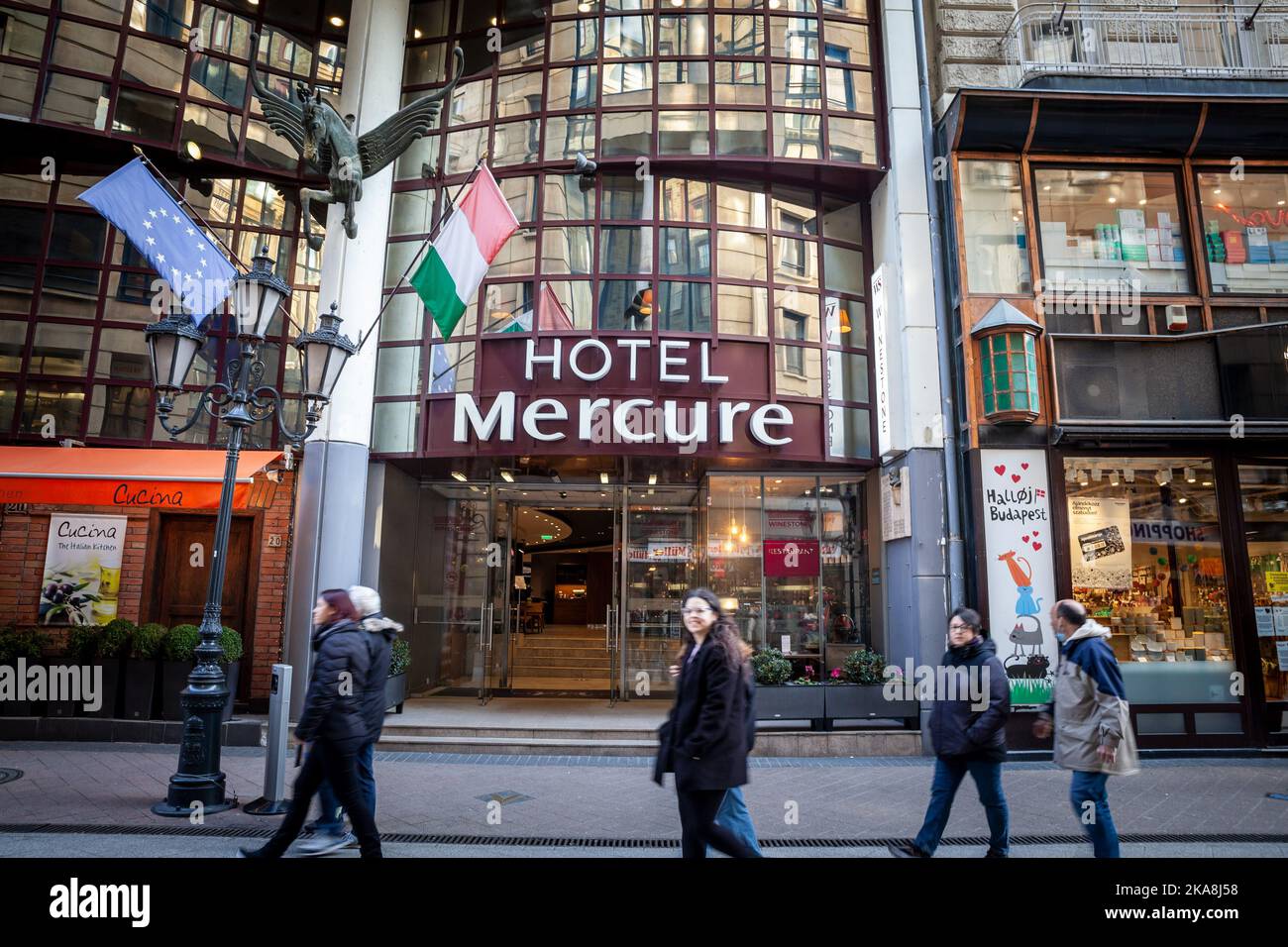 Bild eines Mercure Hotel-Schildes auf dem Haupthotel in Budapest, Ungarn. Mercure ist eine mittelgroße Hotelmarke zwischen 3 und 4 Sternen Stockfoto