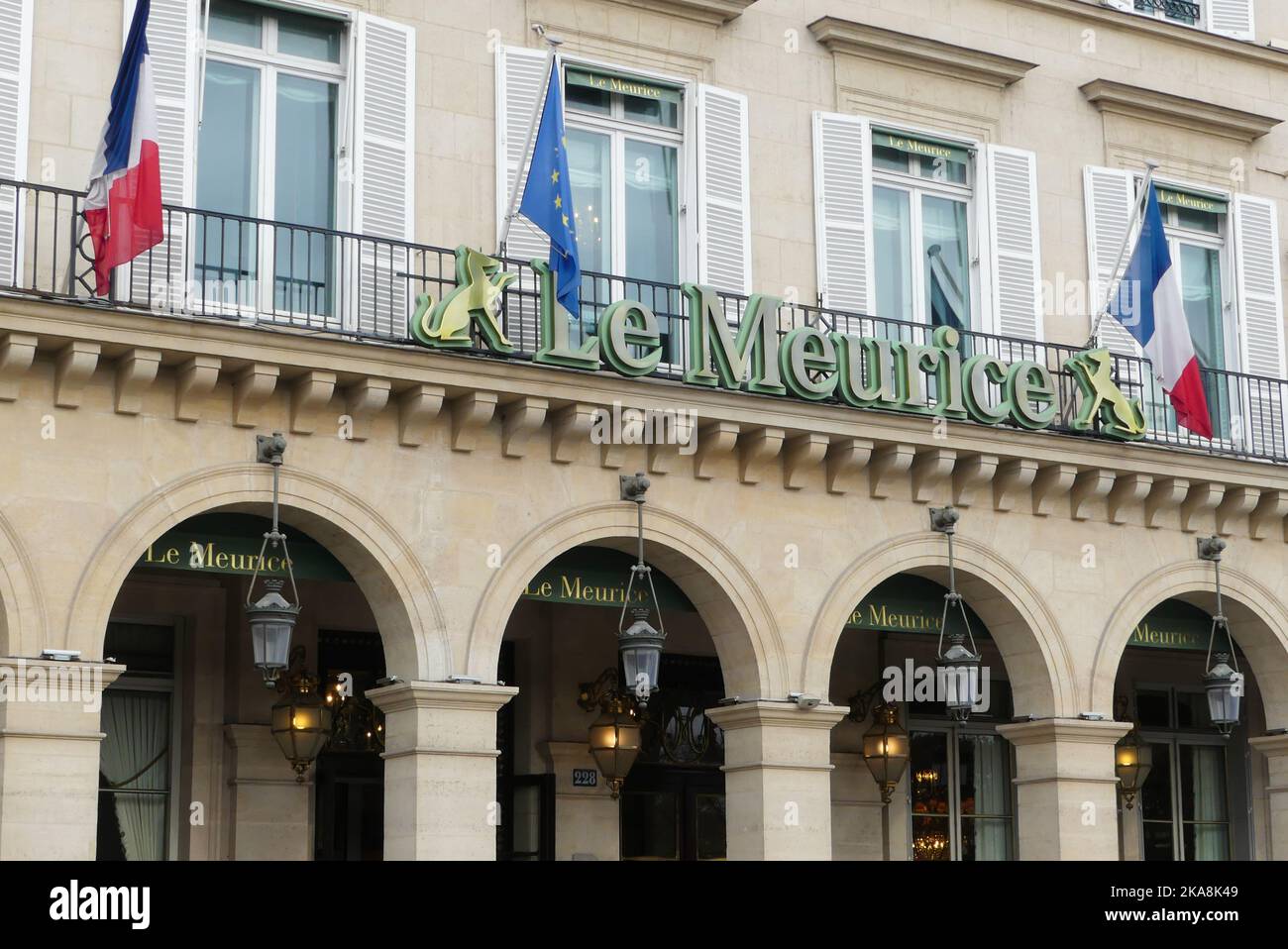 Paris, Frankreich. Oktober 30. 2022. Das berühmte 5-Sterne-Hotel Le Meurice aus dem 19.. Jahrhundert befindet sich in der renommierten Rue de Rivoli. Stockfoto