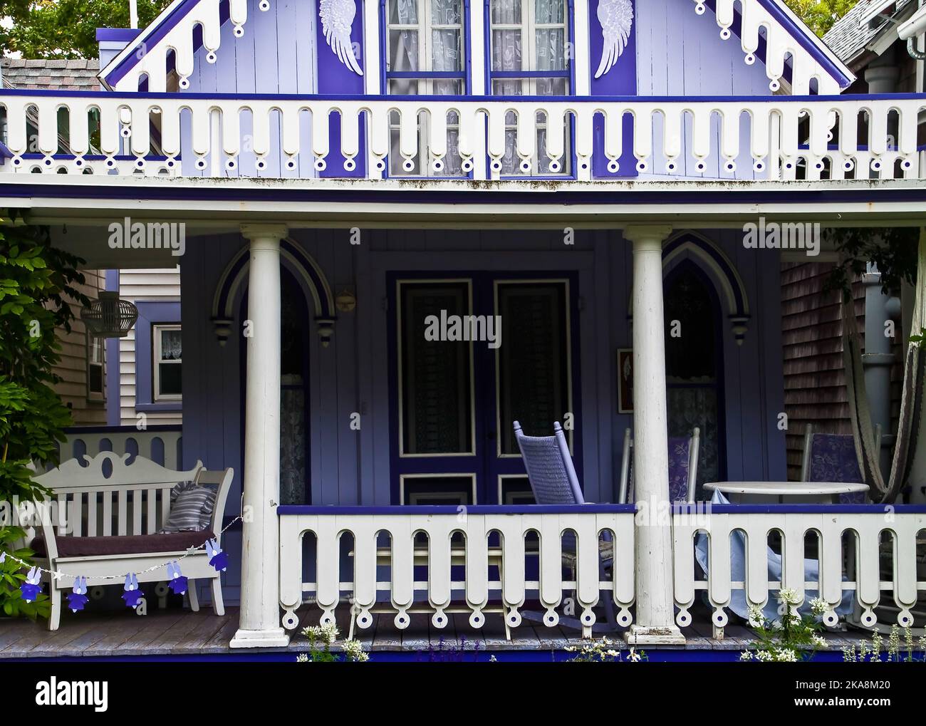 Handgeschnitzte Details auf einem der Lebkuchenhütten, Oak Bluffs, Massachusetts, USA Stockfoto