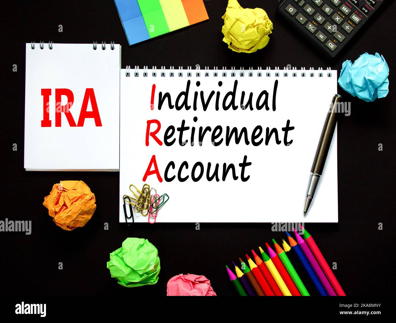 IRA-Symbol für individuelles Rentenkonto. Konzeptworte IRA individuelles Rentenkonto auf weißer Note auf einem schönen schwarzen Hintergrund. IRA für Unternehmen Stockfoto IRA-Symbol für individuelles Rentenkonto. Konzeptworte IRA individuelles Rentenkonto auf weißer Note auf einem schönen schwarzen Hintergrund. IRA für Unternehmen Stockfoto