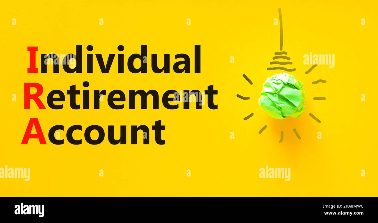 IRA-Symbol für individuelles Rentenkonto. Konzeptworte IRA individuelles Rentenkonto auf einem schönen gelben Hintergrund. Glühlampe. Business IRA i Stockfoto IRA-Symbol für individuelles Rentenkonto. Konzeptworte IRA individuelles Rentenkonto auf einem schönen gelben Hintergrund. Glühlampe. Business IRA i Stockfoto