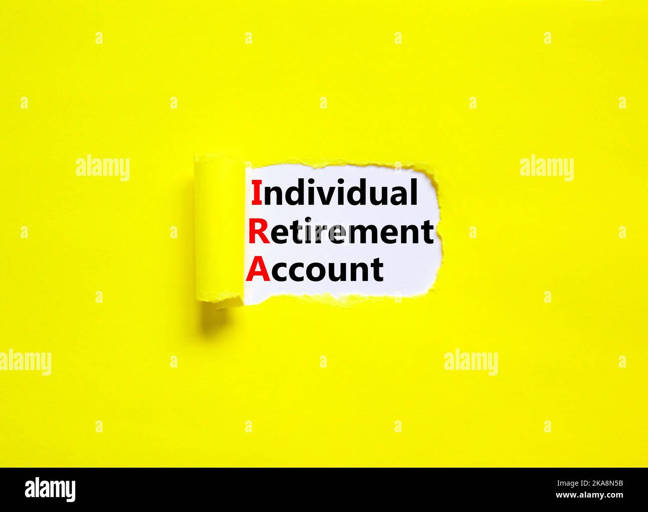 IRA-Symbol für individuelles Rentenkonto. Konzeptworte IRA individuelles Rentenkonto auf weißem Papier auf schönem gelben Hintergrund. IRA für Unternehmen Stockfoto IRA-Symbol für individuelles Rentenkonto. Konzeptworte IRA individuelles Rentenkonto auf weißem Papier auf schönem gelben Hintergrund. IRA für Unternehmen Stockfoto