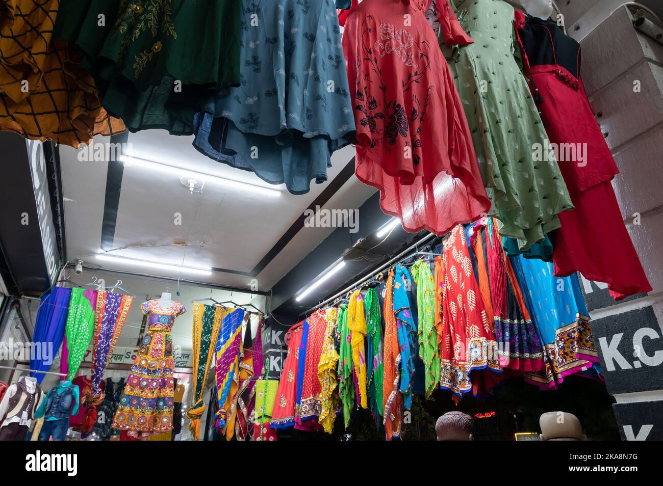 Jodhpur, Rajasthan, Indien - 19.10.2019 : Rajasthani Frauenkleidung hängen zum Verkauf , wird in einem Geschäft auf dem berühmten Sardar Markt angezeigt. Stockfoto