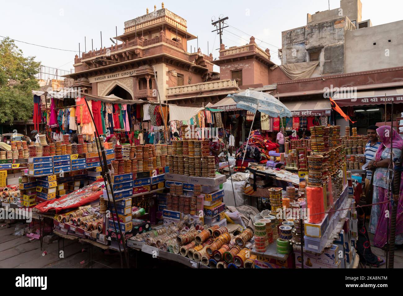 Jodhpur, Rajasthan, Indien - 20.10.2019 : schöne Rajasthani Bangles, die am berühmten Sardar Markt und Ghanta ghar Uhrenturm verkauft werden. Stockfoto