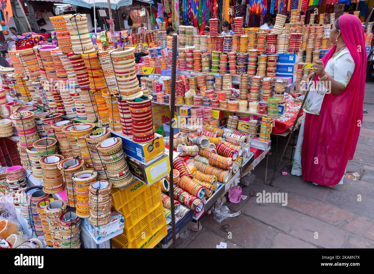 Jodhpur, Rajasthan, Indien - 20.10.2019 : schöne Rajasthani Bangles, die am berühmten Sardar Markt und Ghanta ghar Uhrenturm verkauft werden. Stockfoto