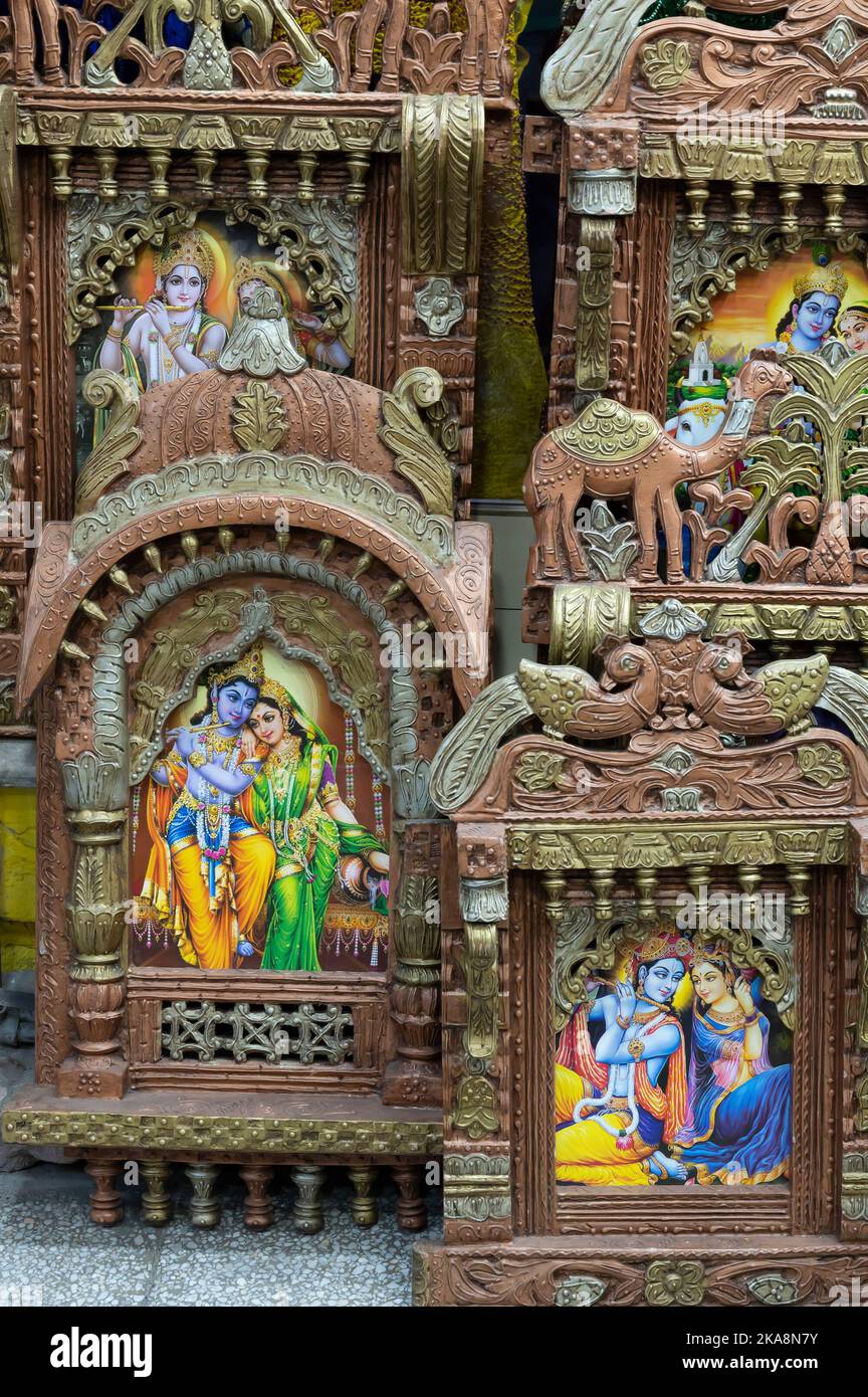 Jodhpur, Rajasthan, Indien - 19.10.2019 : schöne gerahmte Kunst von Radha und Krishna, hinduistischer Gott, zum Verkauf auf dem berühmten Sardar-Markt angezeigt. Stockfoto