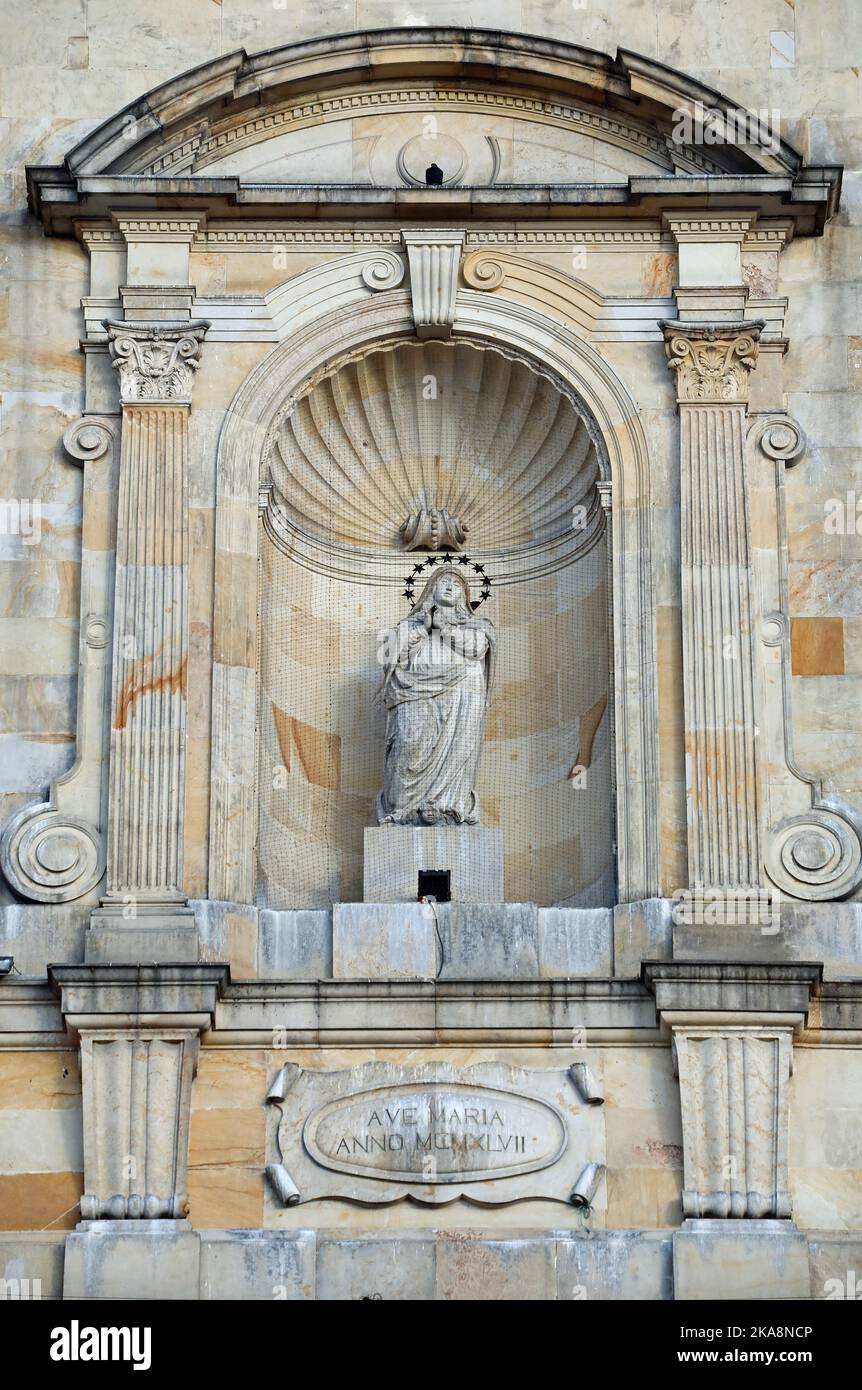 Statue der Muttergottes an der Fassade der Kathedrale von Bogota Stockfoto