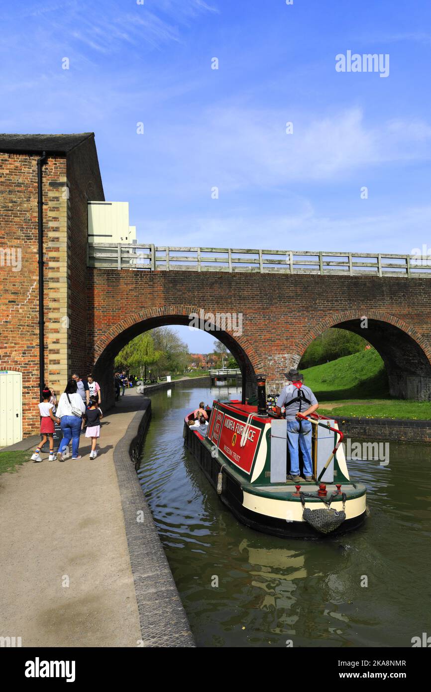 Narrowboat-Fahrt auf dem Ashby-Kanal, Moira Furnace Museum und Country Park, Moira Village, Leicestershire, England; UK Moira Ofen ist ein Anfang 19. C Stockfoto