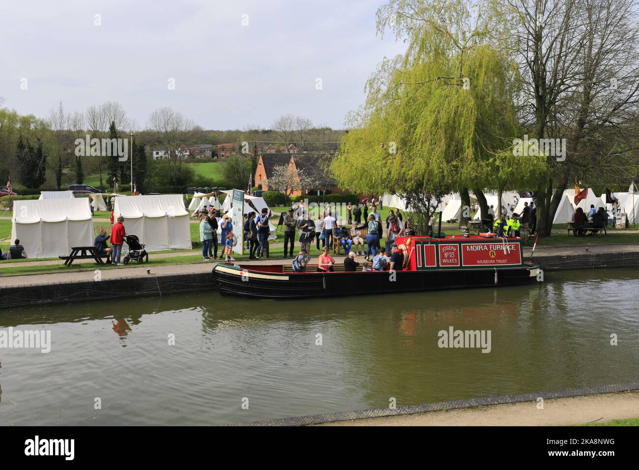Narrowboat-Fahrt auf dem Ashby-Kanal, Moira Furnace Museum und Country Park, Moira Village, Leicestershire, England; UK Moira Ofen ist ein Anfang 19. C Stockfoto