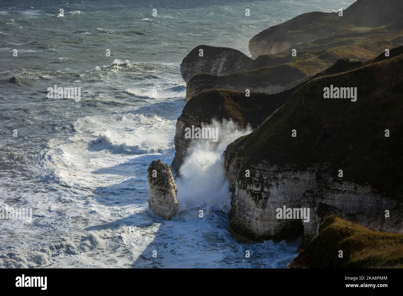 Stürmische See in Flamborough Head North Yorkshire England Stockfoto
