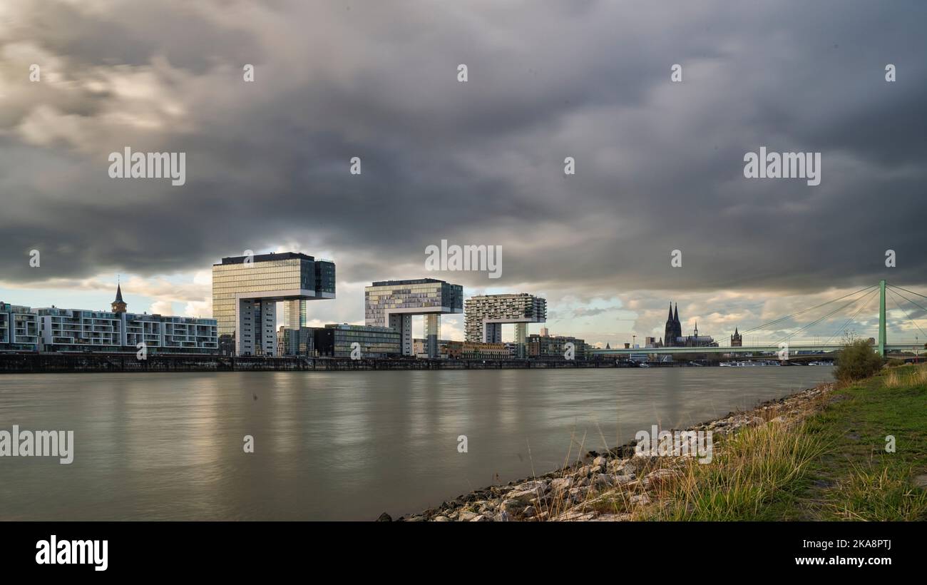 Kranhäuser am rhein Stockfoto
