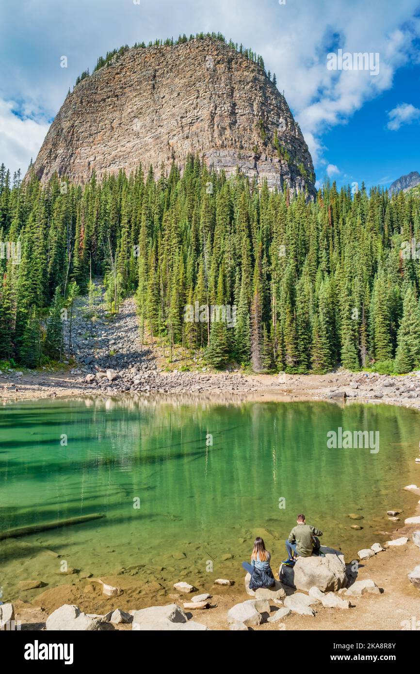 Big Beehive und Mirror Lake in der Nähe von Lake Louise, Alberta, Kanada Stockfoto