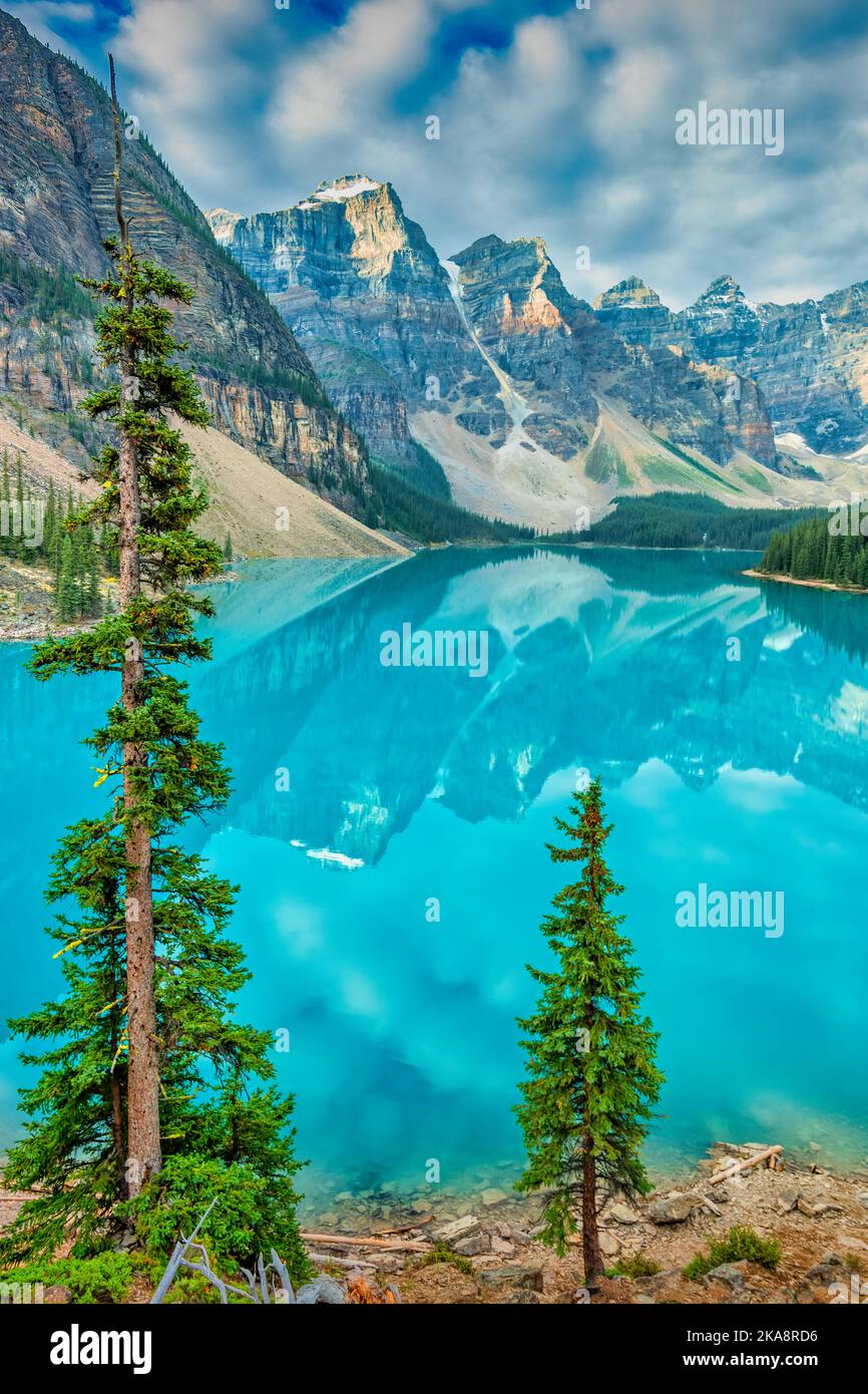 Der idyllische Moraine Lake in der Nähe von Lake Louise, Alberta, Kanada bei Sonnenaufgang. Stockfoto