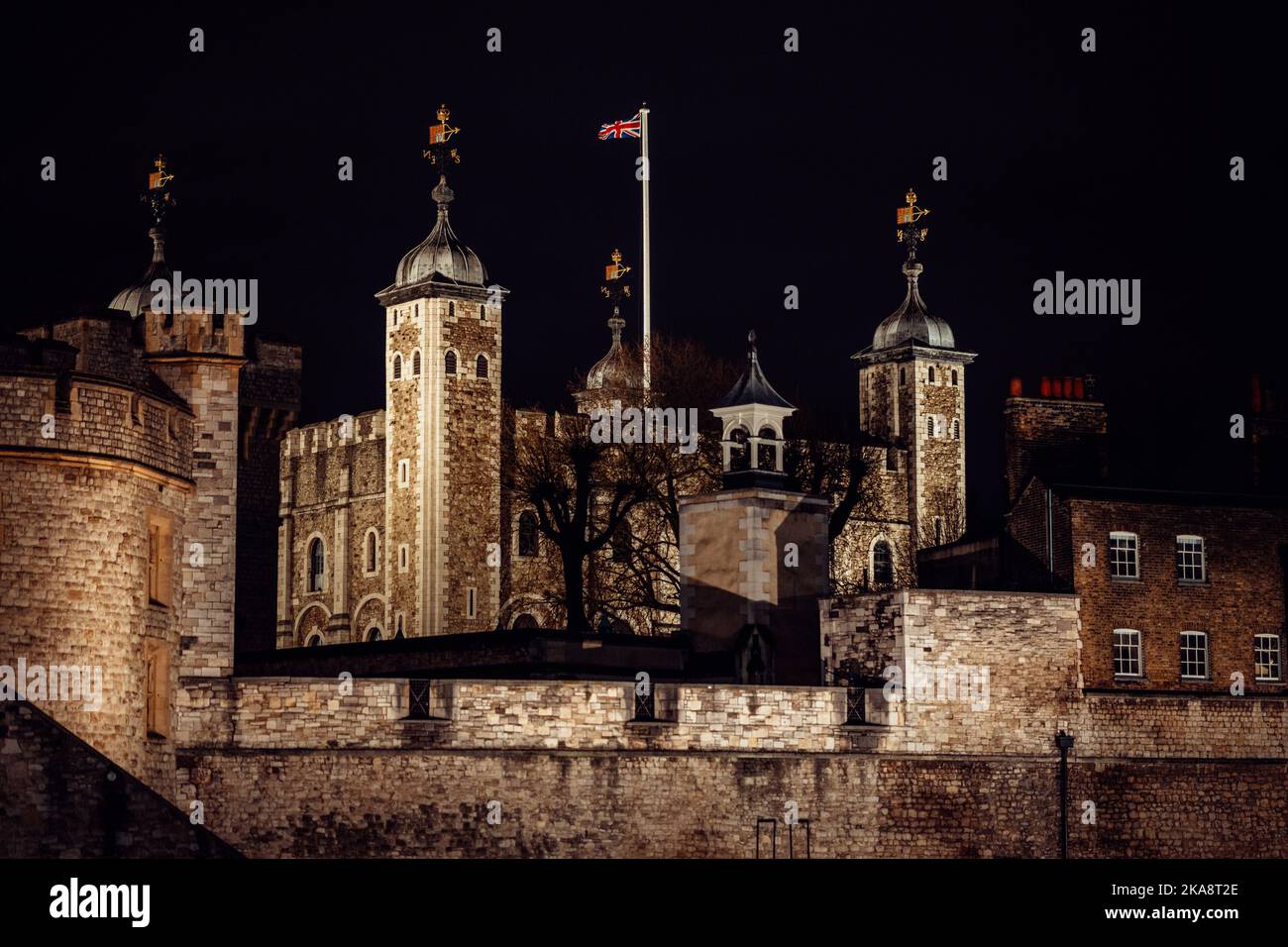 Der Tower of London, offiziell der Königspalast Ihrer Majestät, ist eine historische Burg am Nordufer der Themse im Zentrum Londons Stockfoto