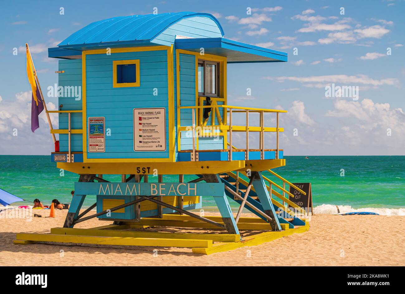 MIAMI, USA - 22. FEBRUAR 2022: Blue Lifeguard Tower in South Beach, Miami Beach, Florida Stockfoto