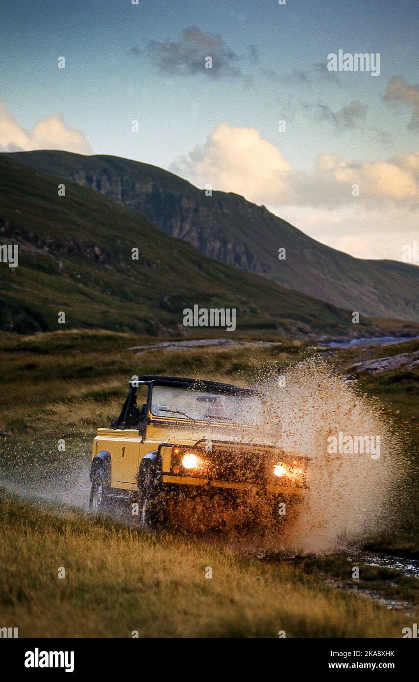 Land Rover Defender 90 V8 fährt im Gelände in Schottland, Großbritannien Stockfoto