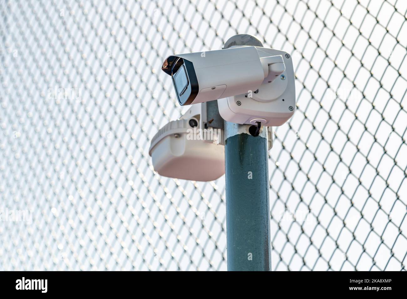 CCTV-Überwachungskamera vor dem Sperrbereich, der von Drahtgeflecht umgeben ist Stockfoto