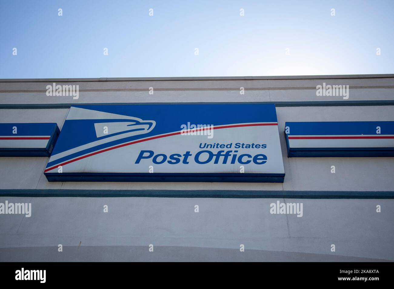 Augusta, GA USA - 04 01 21: US-Postgebäude-Schild und klarer blauer Himmel Stockfoto