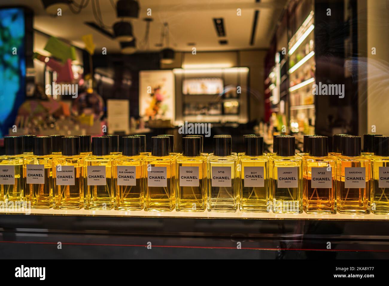 VENEDIG, ITALIEN - 4. JULI 2020: Chanel Parfümflaschen in einem Schaufenster in Venedig Stockfoto