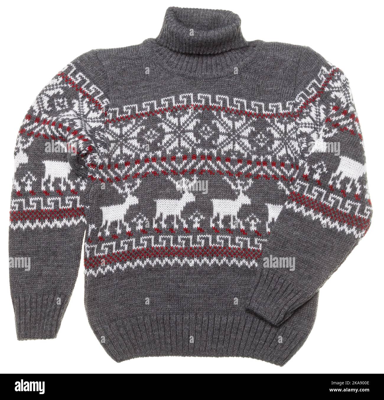 Grauer, warmer weihnachtlicher Rollkragenpullover (auch Ugly Sweater genannt) mit nordischem Strickmuster auf weißem Hintergrund Stockfoto