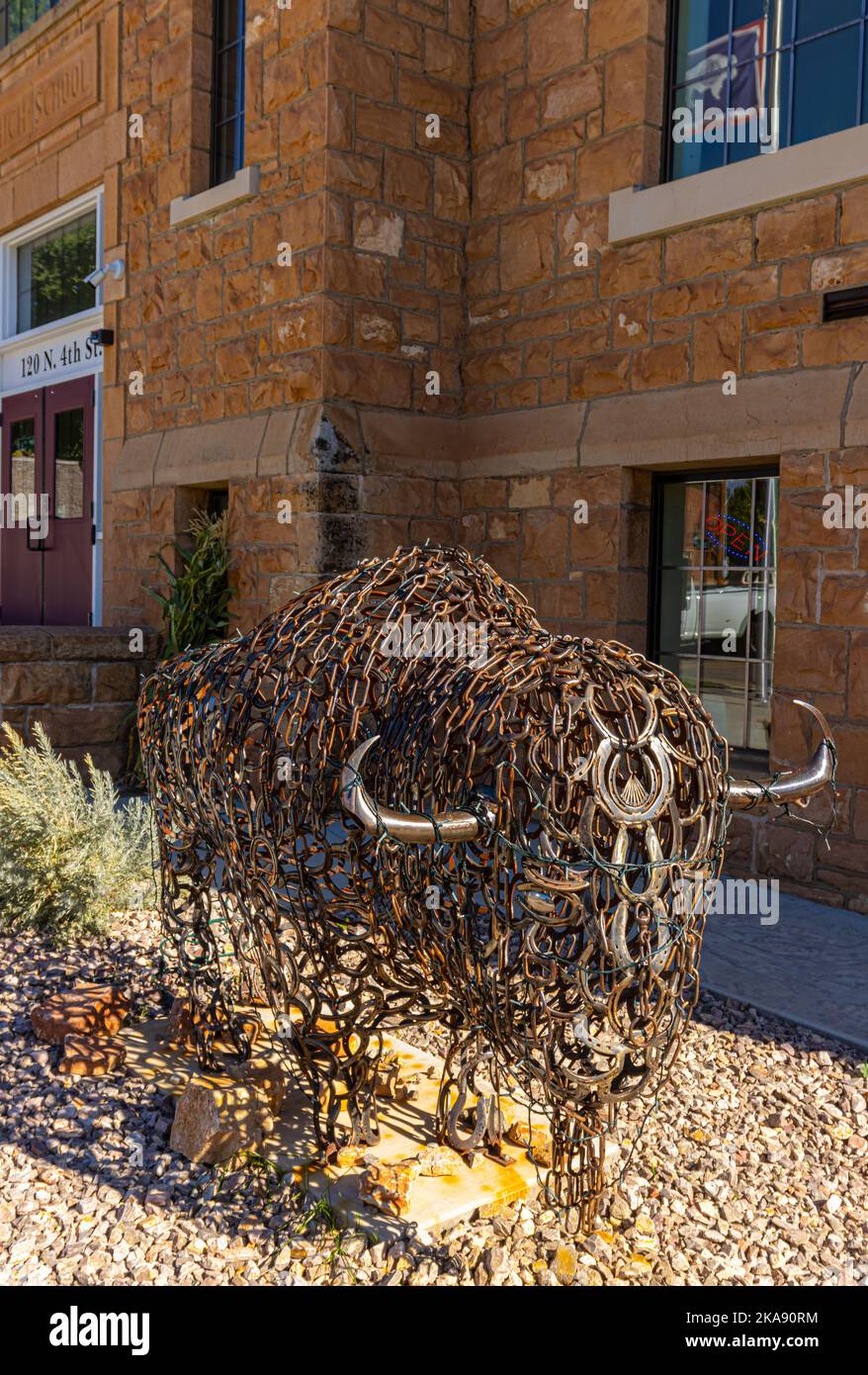 Skulptur eines Büffels vor der Old High School auf dem Sundance Square, Sundance, Wyoming, USA Stockfoto