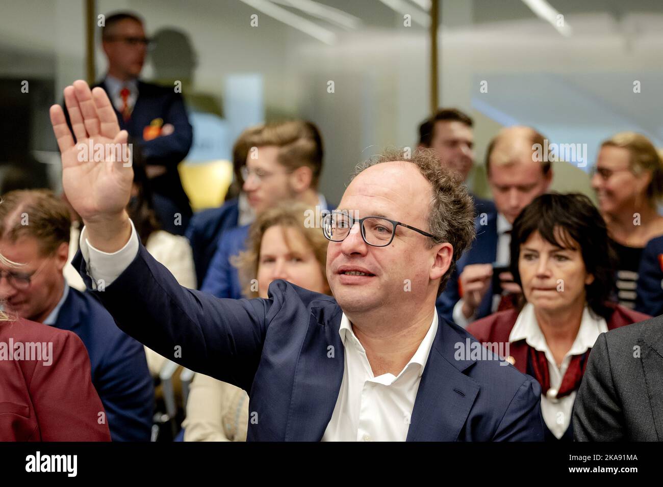 The Hague, Netherlands, 2022-11-01 17:27:53 THE HAGUE - Wouter Koolmees, an seinem ersten Arbeitstag als neuer CEO der Niederländischen Eisenbahn, während einer Ausschussdebatte über die neue Konzession für das Hauptbahnnetz. ANP ROBIN VAN LONKHUIJSEN niederlande Out - belgien Out Stockfoto