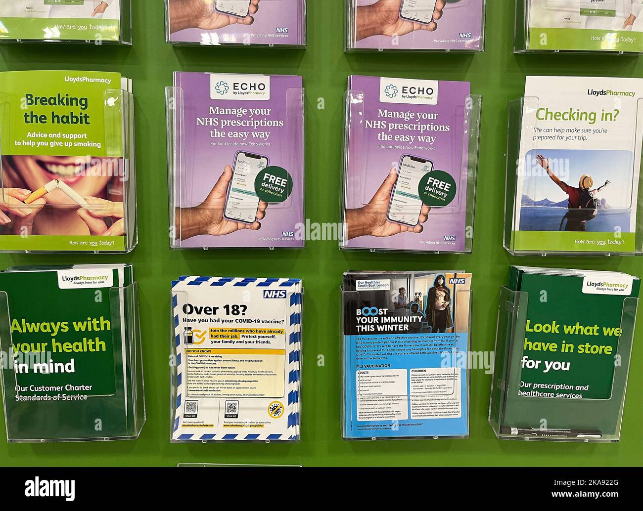 Broschüren für medizinische Beratung sind in Lloyds Pharmacy Sainsburys, Wandsworth, London abgebildet. Oktober 2022. Stockfoto